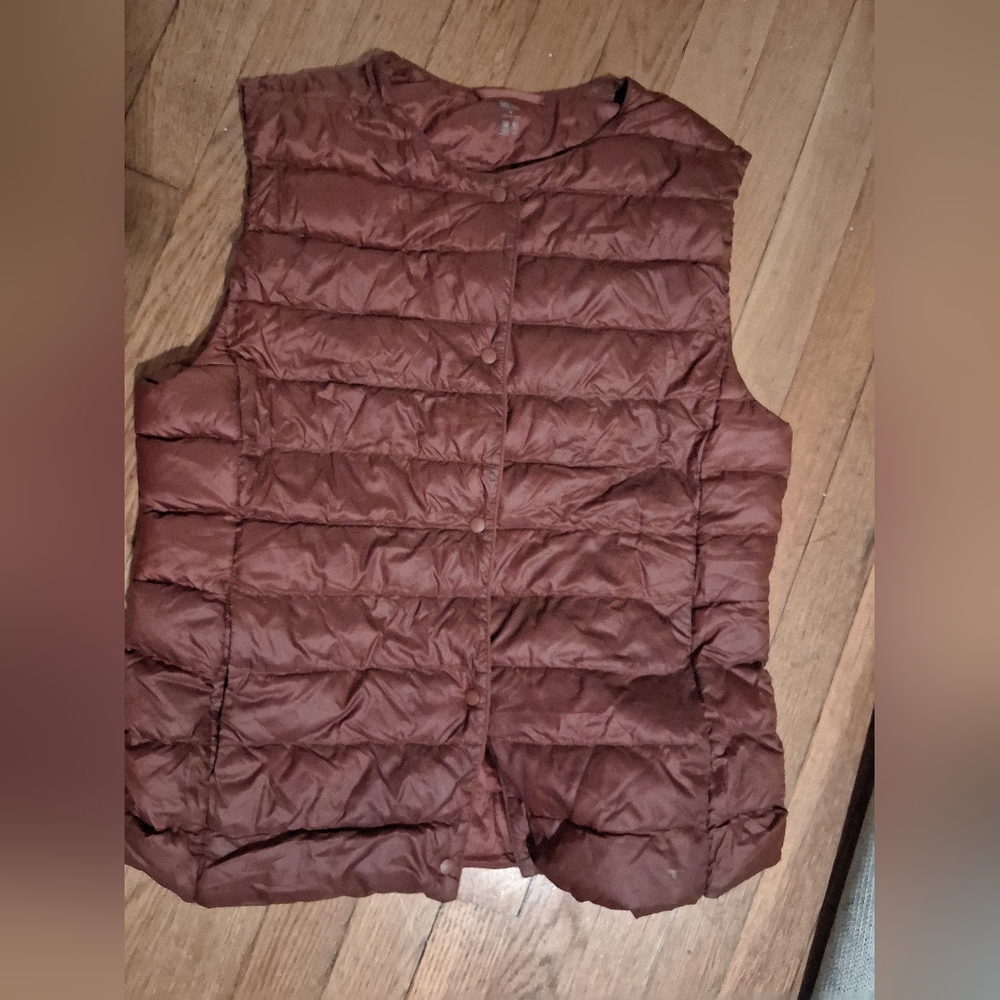 Uni Qlo Lightweight Rust Vest Size Medium